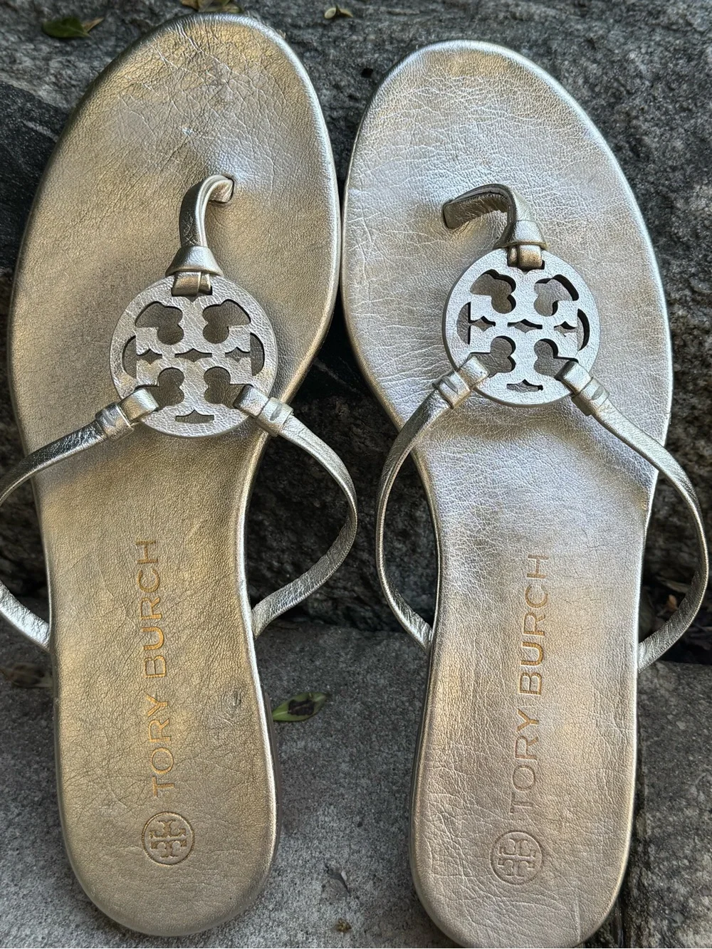 Tory Burch Metallic Gold Logo Thong Sandals Sz 10 - Picture 1 of 8